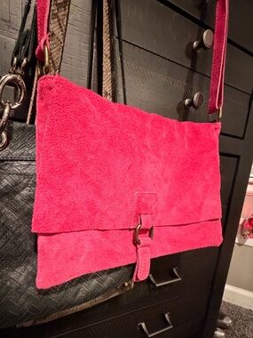 Italian, Vibrant, gorgeous suede handbag.
Crossbody/Shoulder Bag